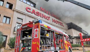 Kazino Mulino v celoti pogorel, intervencija še v teku