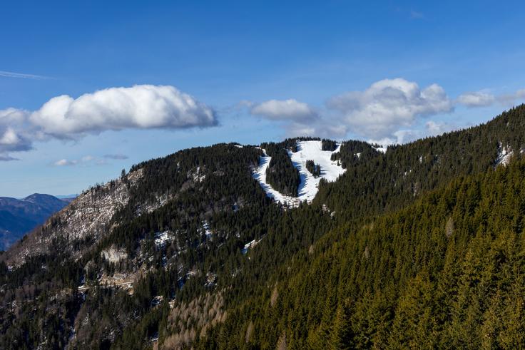 Z Javorce nam pogled v desno seže na rob planote Golte, na tamkajšnja smučišča. | Foto: Matej Podgoršek