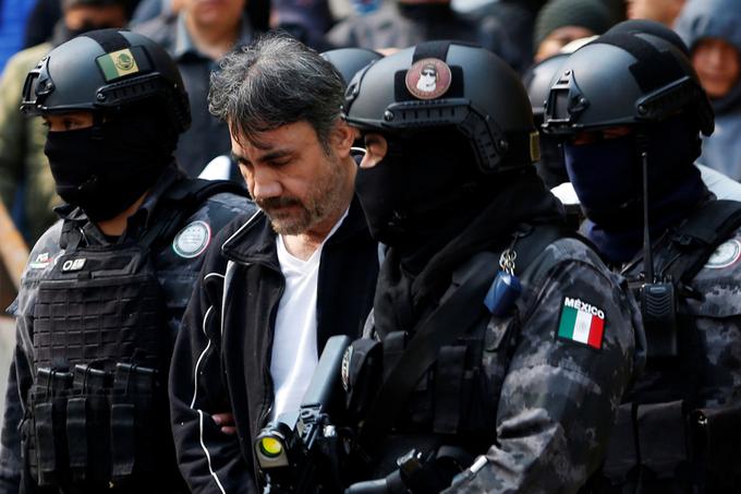 Damaso Lopez Nunez v spremstvu pripadnikov posebnih enot mehiške policije, 2. maj 2017. | Foto: Reuters