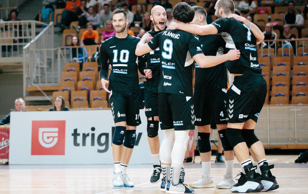 CalcitVolley | Odbojkarji kamniškega CalcitVolleyja so se v Hali Tivoli veselili zmage nad večnimi tekmeci ACH Volleyjem. | Foto Klemen Brumec