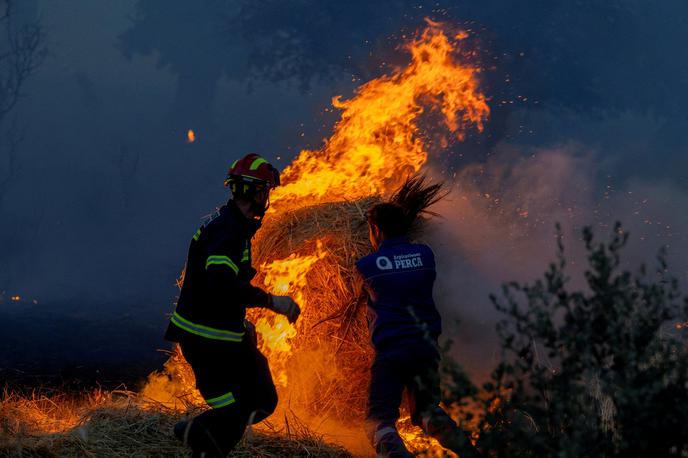 Gasilci, Španija | S plameni se bori okoli 160 gasilcev ter 12 letal in helikopterjev. | Foto Reuters