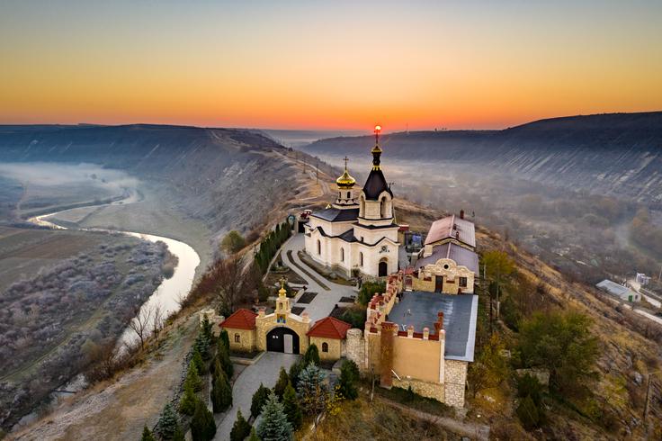 Okoli 45 minut severno od prestolnice lahko obiščete tudi Orheiul Vechi (Stari Orhej), jamski samostan iz 13. stoletja. | Foto: Shutterstock