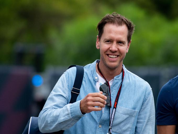Takole nasmejan se je prvič letos v "paddocku" pojavil Sebastian Vettel. Leto in pol mineva od konca njegove kariere. | Foto: Guliverimage