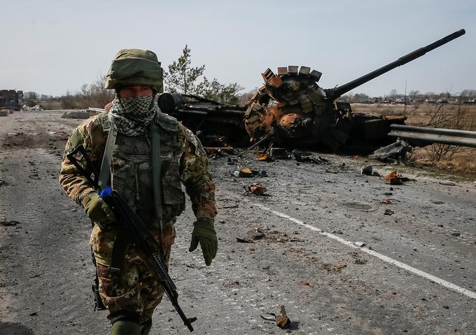 Ukrajinski vojak v bližini Kijeva | Foto: Reuters