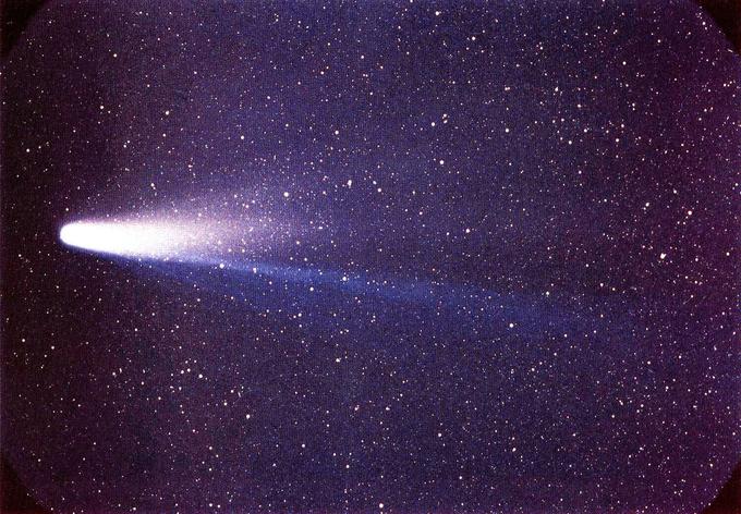 Halleyjev komet marca 1986. Ime je dobil po britanskem astronomu Edmondu Halleyju. | Foto: Thomas Hilmes/Wikimedia Commons