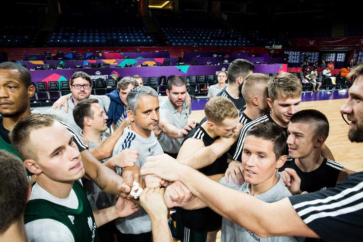 "Tri, štiri, Slovenija," so se zadrli in šli noči naproti. V tej bo marsikdo razmišljal o tem, kaj se bo dogajalo v finalu. | Foto: Vid Ponikvar