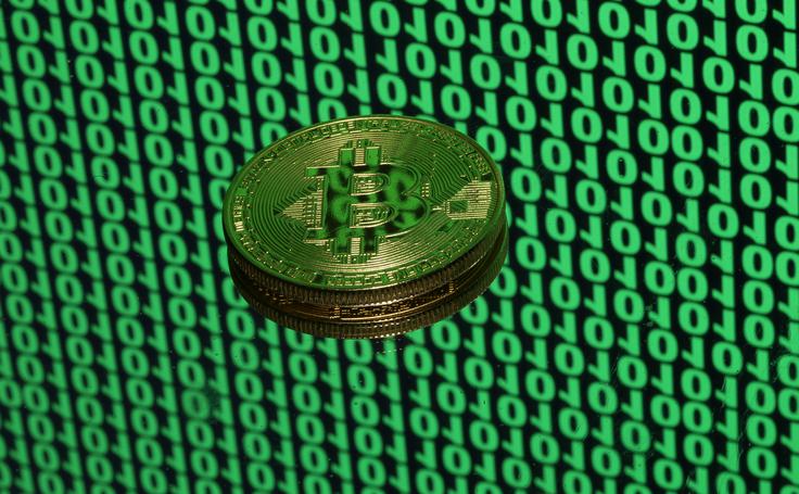 Plod norije, ki obdaja bitcoine, so bile tudi številne prevare, s katerimi so goljufi vse željne zaslužka s kriptovalutami poskusili prepričati, naj se poslovijo od svojega denarja. Kliknite na fotografijo in preberite več o tem, kako vam poskušajo izprazniti žepe. | Foto: Reuters