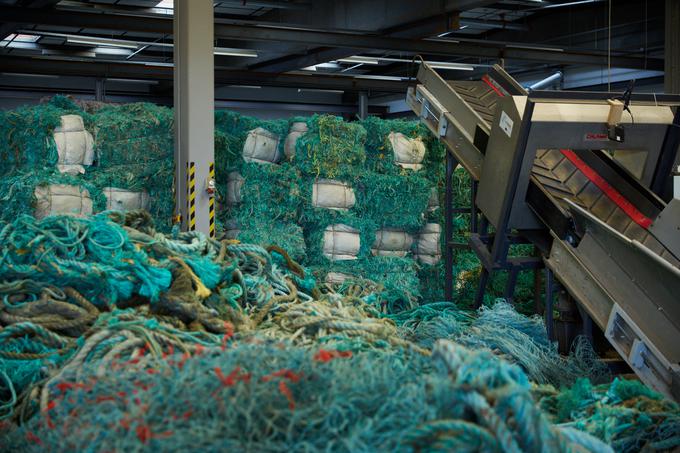 Chipolo je združil moči s podjetjem Oceanworks, ki reciklirano plastiko ustvari iz ribiških mrež in vrvi.  | Foto: Arhiv podjetja Chipolo