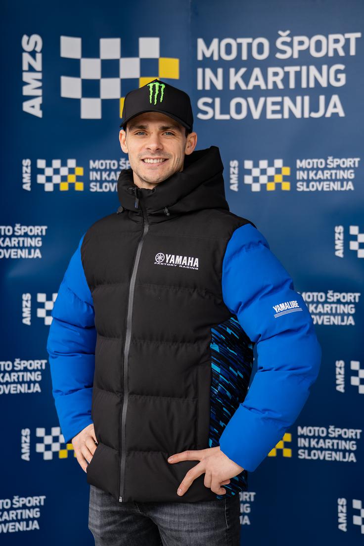Tim Gajser navijačem sporoča, da je nova kolekcija navijaških artiklov že v pripravi. | Foto: Damjan Končar/AMZS