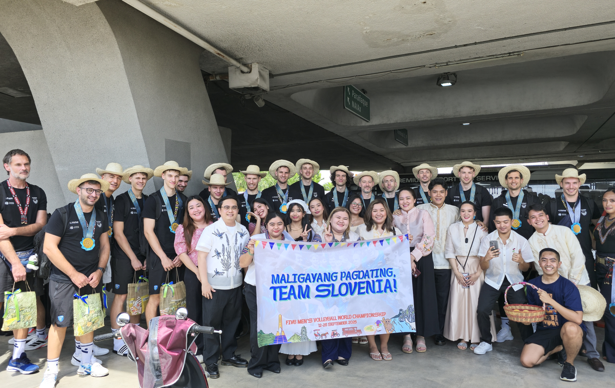 slovenska odbojkarska reprezentanca | Slovenski odbojkarji so se iz Osake preselili na prizorišče svetovnega prvenstva v Manilo, kjer jih v torek in sredo čakata še dve pripravljalni tekmi, v soboto pa prva tekma svetovnega prvenstva. | Foto Odbojkarska zveza Slovenije