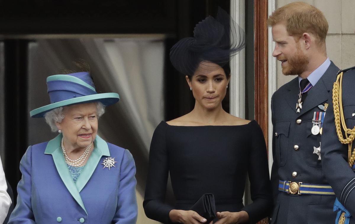 Meghan Markle, kraljica Elizabeta II. | Kraljica naj bi se močno trudila, da se ne bi povsem odrekla dolžnostim in tako oddaljila od družine, kot sta se. | Foto AP Photo/Matt Dunham, Guliverimage