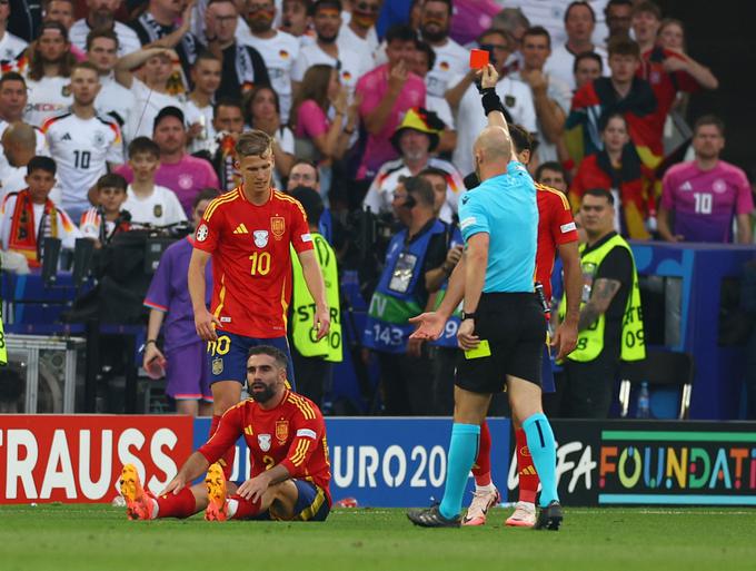 Na dvoboju med Češko in Turčijo je nogometna javnost videla tudi najhitrejšo izključitev v zgodovini Eura. Antonin Barak je moral zaradi rdečega kartona z igrišča že po 20 minutah. Letos pa je v Nemčiji padel tudi najpoznejši rdeči karton v zgodovini tekmovanja. Na četrtfinalni tekmi med Španijo in Nemčijo ga je globoko v podaljšku, igrala se je že šesta minuta sodnikovega podaljška, se pravi 126. minuta, prejel branilec Reala Dani Carvajal. Španski reprezentant danes ne bo mogel pomagati izbrani vrsti v polfinalu proti Franciji. | Foto: Reuters