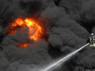 Požar v bližini Zagreba, dim sega kilometre daleč #video #foto