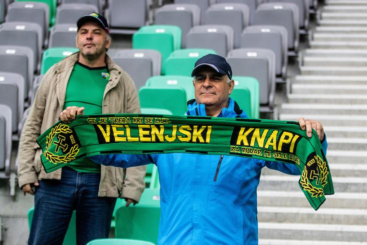 Navijači Rudarja se zavedajo, da lahko knape v prvi ligi ohrani le še čudež.  | Foto: Matic Ritonja/Sportida
