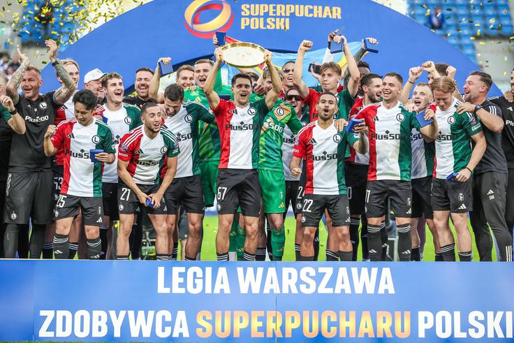 Petar Stojanović je tako z novopečenimi soigralci pri Legii proslavljal svojo prvo lovoriko na Poljskem. | Foto: Guliverimage