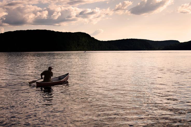Ontarijsko jezero je najmanjše med petimi Velikimi jezeri Severne Amerike. Ima površino približno 19 tisoč kvadratnih kilometrov in prek Reke svetega Lovrenca povezuje Velika jezera z Atlantskim oceanom. Znano je po pomembnih pristaniščih mestih Toronto in Hamilton ter bližini Niagarskih slapov. | Foto: Profimedia