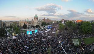 V Srbiji protestniki znova zasedli ulice