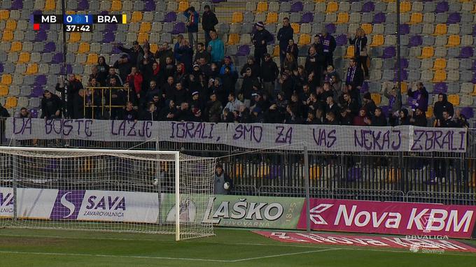 Člani navijaške skupine Viole so med prvim polčasom za nekaj minut prišli na južno tribuno, nato odvrgli igralcem papirje v obliki bankovcev, in zapustili stadion. | Foto: 