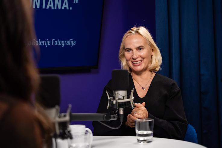 "Žal mi je, da niso nikoli izkusile te svobode brez telefonov," o svojih treh hčerkah pove Barbara. | Foto: Luka Petrič