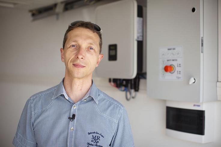 Bojan, uporabnik hibridne sončne elektrarne Ngen Star.  | Foto: Bojan Puhek