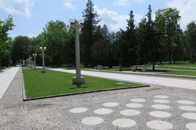 Mariborski mestni park | Senat ni soglašal s tezo obrambe o zmanjšani prištevnosti obtoženega. V obrazložitvi sodbe je izpostavil izvedensko mnenje psihiatra Petra Preglja, ki da je podprto tudi z dokazi iz spisa. Obtoženčevo prištevnost naj bi med drugim dokazovalo dejstvo, da se je po napadu vrnil na kraj kaznivega dejanja po nahrbtnik z osebno izkaznico. | Foto STA