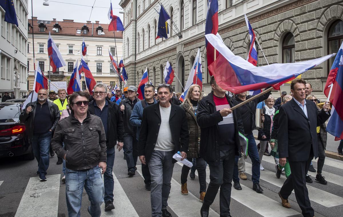 shod upokojencev; Rupar | Pavel Rupar (na sliki desno) s svojimi glavnimi operativci v prvih vrstah upokojenskega shoda. Na sliki skrajno levo lahko vidimo Roberta Pavliča, "umetnika" z Obale, ki je postal glavni tajnik Inštituta 1. oktober. | Foto Bojan Puhek