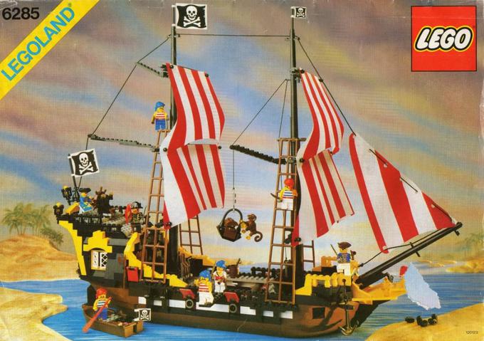 Piratska ladja Barakuda črnih morij, ki jo je Lego začel prodajati leta 1989 in je nastala pod taktirko Jensa Nygaarda Knudsena, velja za enega od najbolj kultnih kompletov v zgodovini legokock. Kdor ima danes doma dobro ohranjeno škatlo z ladjo, jo lahko proda za več tisoč evrov.  | Foto: Lego