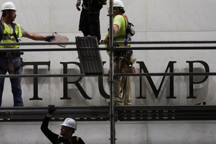 Kennedy Center | Dela za odstranitev Trumpovega imena s Kennedyjevega centra so se začela okoli 3. ure zjutraj po lokalnem času, potem ko so bila izčrpana zadnja pravna sredstva za odložitev odstranitve. | Foto Reuters