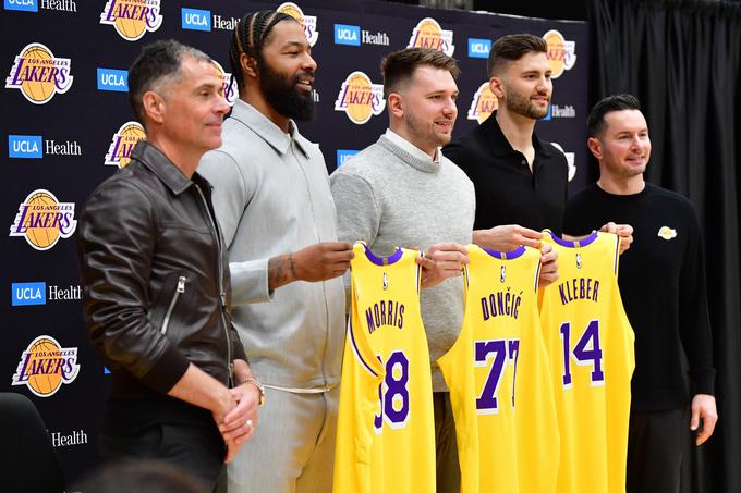 Trije novinci LA Lakers ob direktorju in trenerju. | Foto: Reuters