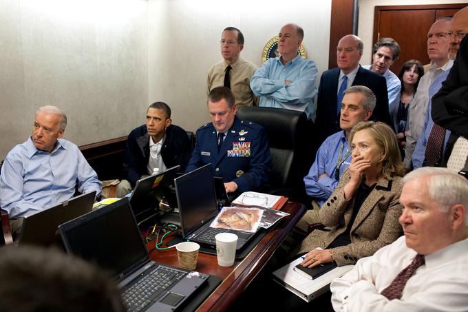 Tisto, kar ni uspelo Bushu mlajšemu, to je najti organizatorja terorističnih napadov na New York 11. septembra 2001 Osamo bin Ladna živega ali mrtvega, je uspelo Obami maja 2011. Pripadniki ameriških specialnih enot so namreč v pakistanskem mestecu Abotabad našli in ubili vodjo teroristične mreže Al Kaida (na fotografiji: Obama skupaj s svojimi sodelavci opazuje potek akcije). Uspešen lov na bin Ladna je bil poleg uspešne pomoči ameriškemu avtomobilskemu proizvajalcu General Motorsu leta 2009 eden od Obamovih adutov na volitvah leta 2012. Kot je pred volitvami, na katerih je Obama premagal republikanca Mitta Romneyja, večkrat ponovil Obamov podpredsednik Joe Biden: "Osama is dead and General Motors is alive." (Osama je mrtev, General Motors pa živ). | Foto: Reuters