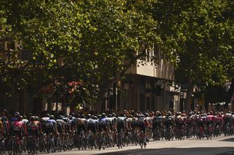 Na Vuelti spet udarili protestniki, Italijan pristal na tleh #video