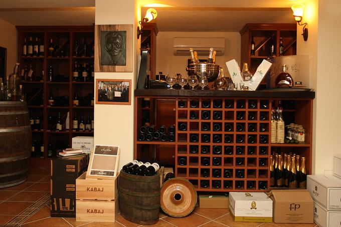 Čubr v Komendi je znan po dobro založeni vinski kleti. | Foto: Ana Kovač