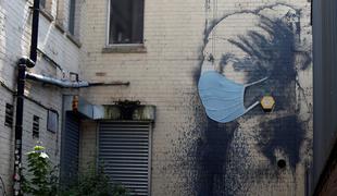 Tudi Banksyjevo Dekle s preluknjanim ušesom nosi zaščitno masko