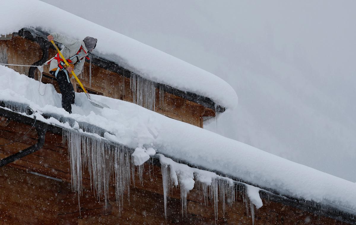 Avstrija sneg | Zaradi dežja, ki ga pričakujejo v nižjih legah na Bavarskem, bo snežna odeja na strehah še težja in zato tudi nevarnejša. | Foto Reuters