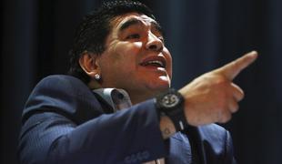 Vročekrvni Maradona izgubil živce in se spravil na novinarja (video)