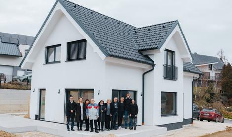 Družina s Prevalj, ki jim je voda avgusta 2023 odnesla vse, se je vselila v novo hišo