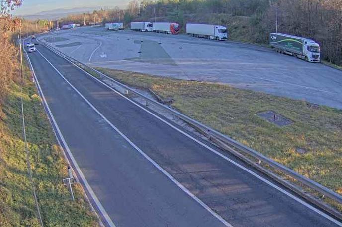 Starod | Policisti so obe kompoziciji na Starodu izločili iz prometa. | Foto DRSI