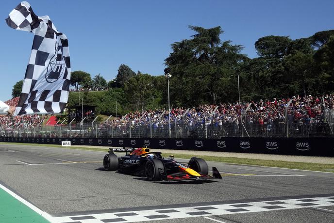 Verstappen z mojstrovino v prvem zavoju, Hamilton rešil čast Ferrarija