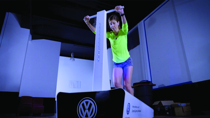 Atletinja Neja Kršinar je med prvimi preizkusila e-tekalno preprogo. | Foto: 