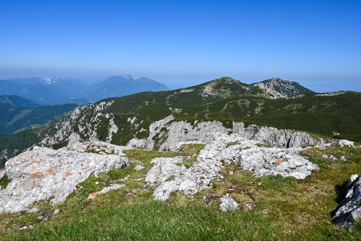 Pogled v smeri severozahoda na sosednje vrhove Pece in do Ojstrca (Hochobirja) v zamejski Sloveniji. | Foto: Matej Podgoršek
