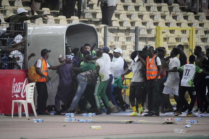 V Nigeriji so navijači po tekmi iz jeze vdrli na igrišče in uničevali vse pred seboj. | Foto: Guliverimage/Vladimir Fedorenko