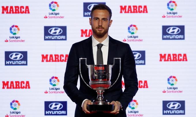 Z eno izmed štirih nagrad zamora, ki jih je do zdaj dobil v Španiji. | Foto: Reuters