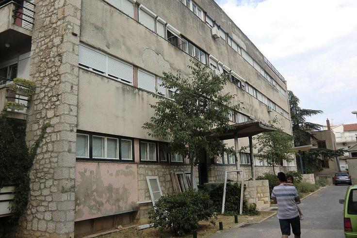 Stavba, v kateri je živela družina Petrović. | Foto: MaPa