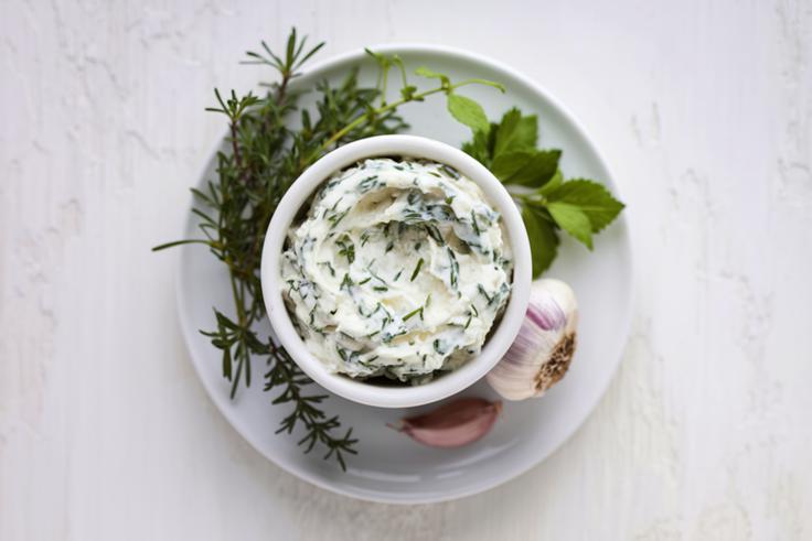 Namaz lahko obogatite tudi z zelišči in česnom.  | Foto: Shutterstock