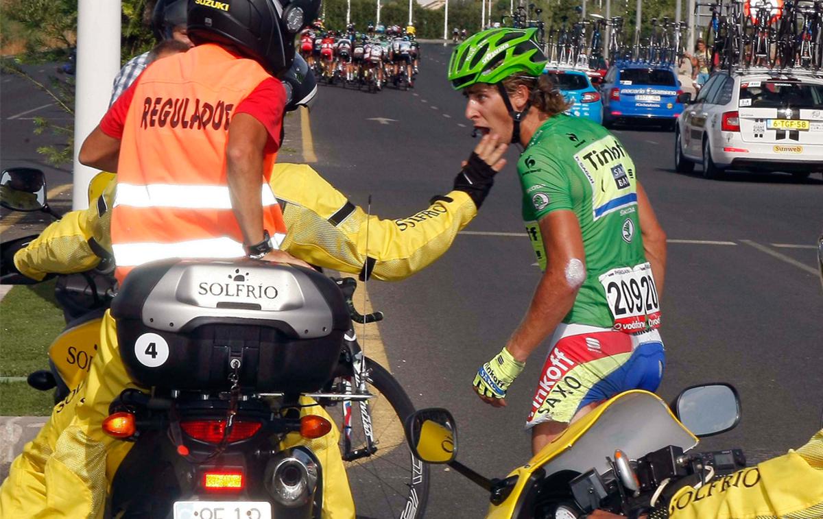 peter sagan vuelta | Peter Sagan je leta 2015 po trčenju z motoristom predčasno zapustil dirko. Tri leta pozneje sta kolesar in motorist zakopala bojno sekiro. | Foto zajem zaslona