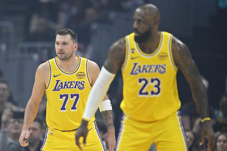 Luka Dončić in LeBron James sta v tretji četrini spremljala šov Clevelanda v napadu. Cavaliersi so v tem delu srečanja metali za tri točke 7/11. | Foto: Reuters