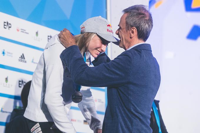 Janja Garnbret je srebrno medaljo prejela iz rok predsednika Mednarodne kolesarske zveze Marca Maria Scolarisa.  | Foto: Grega Valančič/Sportida