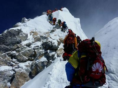 Mount Everest tudi letos oblegajo množice, padel je rekord