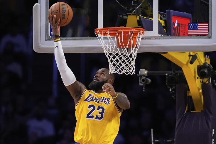 LeBron James se je kmalu usedel na klop, potem ko je imel nekaj težav z nogo. | Foto: Guliverimage