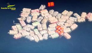 Neverjetni zaseg: Italijani sredi morja našli za 400 milijonov evrov kokaina #video